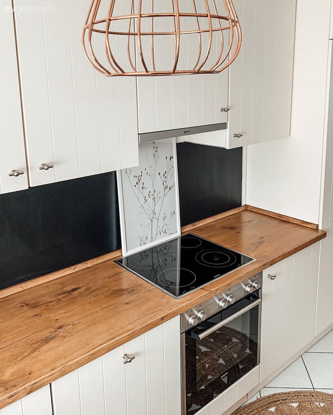 Mutfak, Country mutfak, Bej, Krem, Siyah, Vizon, Ahşap mutfak tezgahı, Mutfak tezgahı, Cam Ankastre, Ankastre, Jüt halı, Halı, Mutfak halısı, Mutfak zemin seramikleri, Mutfak Avize Modelleri, Lambri