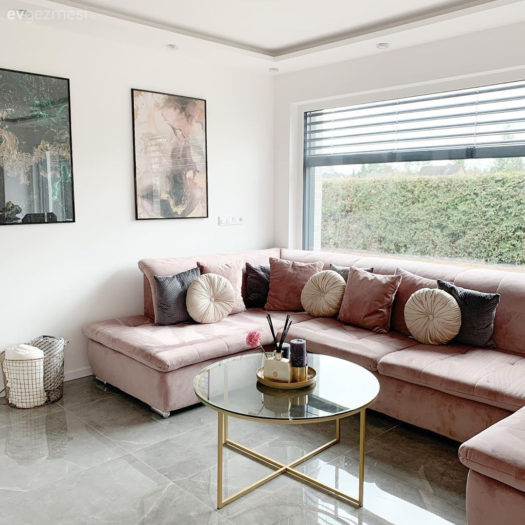 Salon, Modern, Pudra pembe, Beyaz, Siyah, Köşe koltuk, Koltuk takımı, Tablo, Duvar dekorasyonu, Kırlent, Ev tekstili, Granit zemin, Yuvarlak sehpa, Sehpa, Metal ayaklı sehpa