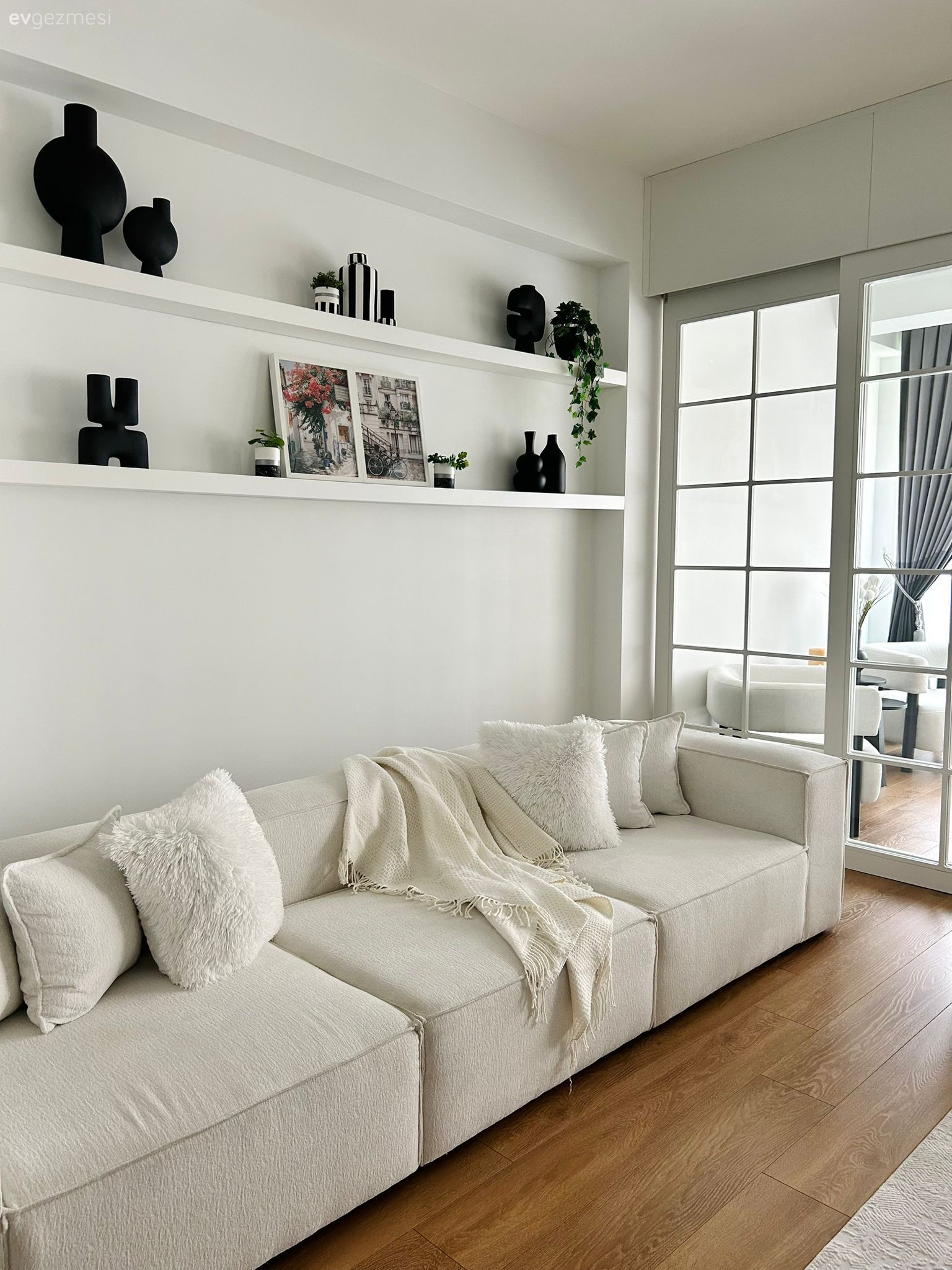 Beyaz ve Siyahı Baş Tacı Eden Bu Ev Zamansız Bir Görünüm Sunuyor!