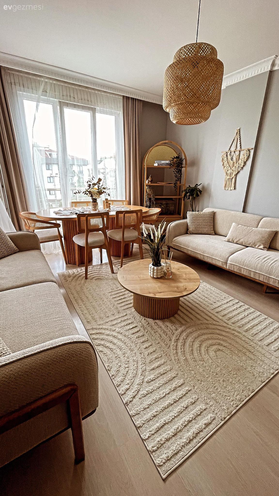 Salon, İskandinav, Bej, Krem, Ahşap Mobilya, Koltuk takımı, Sandalye, Yemek masası, Fon perde, Perde, Halı, Salon halısı, Orta sehpa, Sehpa, Dekoratif Objeler, Hasır dolap, Kırlent, Ev tekstili, Hasır avize