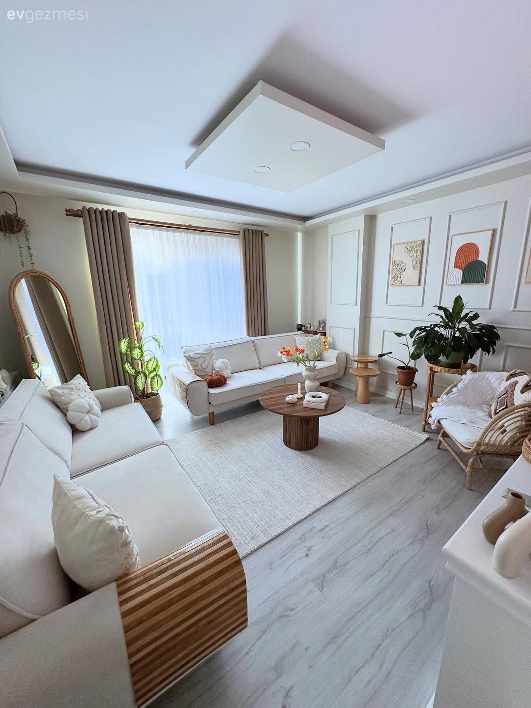 Bu Salonda Eşyalar Arasında Yeteri Kadar Alan Var