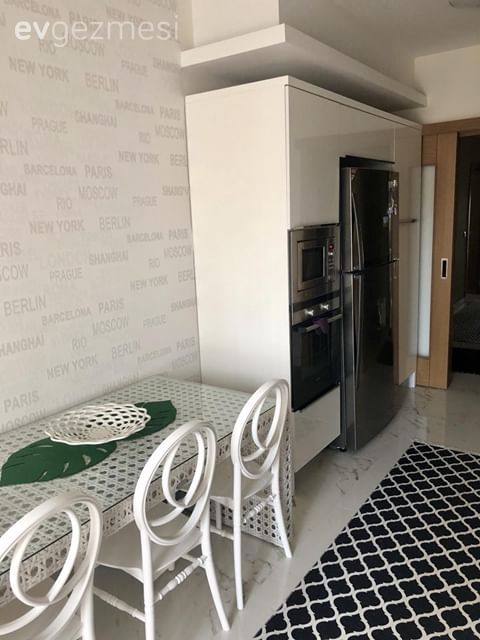 Göz Alıcı Tasarımların Şıklık Kattığı Bir İzmir Evi