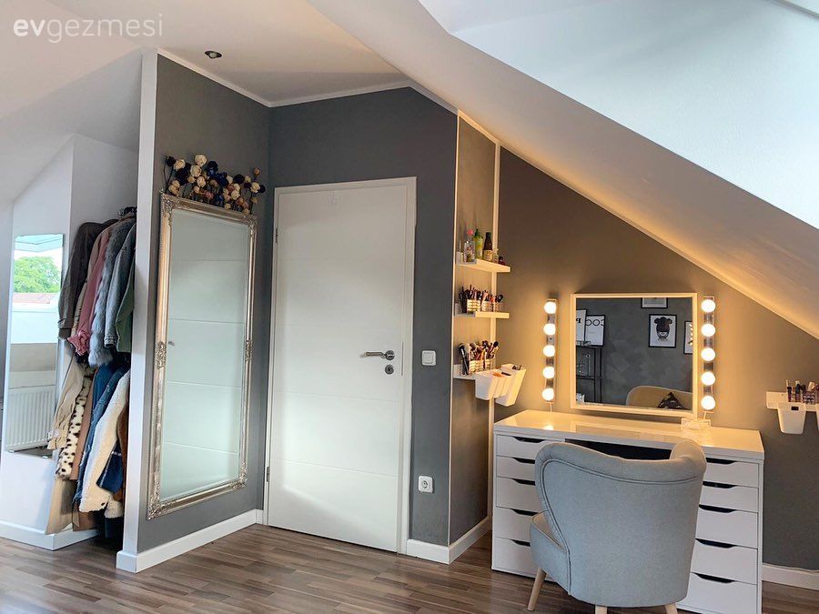 Yatak Odası, Beyaz, Gri, Makyaj masası, Makyaj aynası, Gri duvar, Boy aynası, Ayna, Aydınlatma, Çatı katı, Dubleks evler