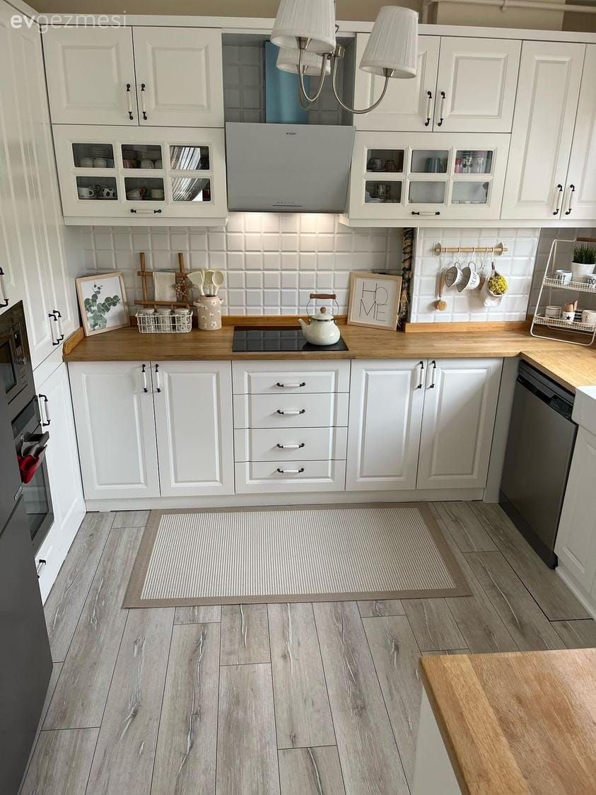 Mutfak, Beyaz ve ahşap mutfak, Mutfak tezgahı, Ahşap mutfak tezgahı, Metro seramik, Seramik, Shaker kapaklı dolaplar, Mutfak halısı, Mutfak aksesuarları, Davlumbaz, Ankastre