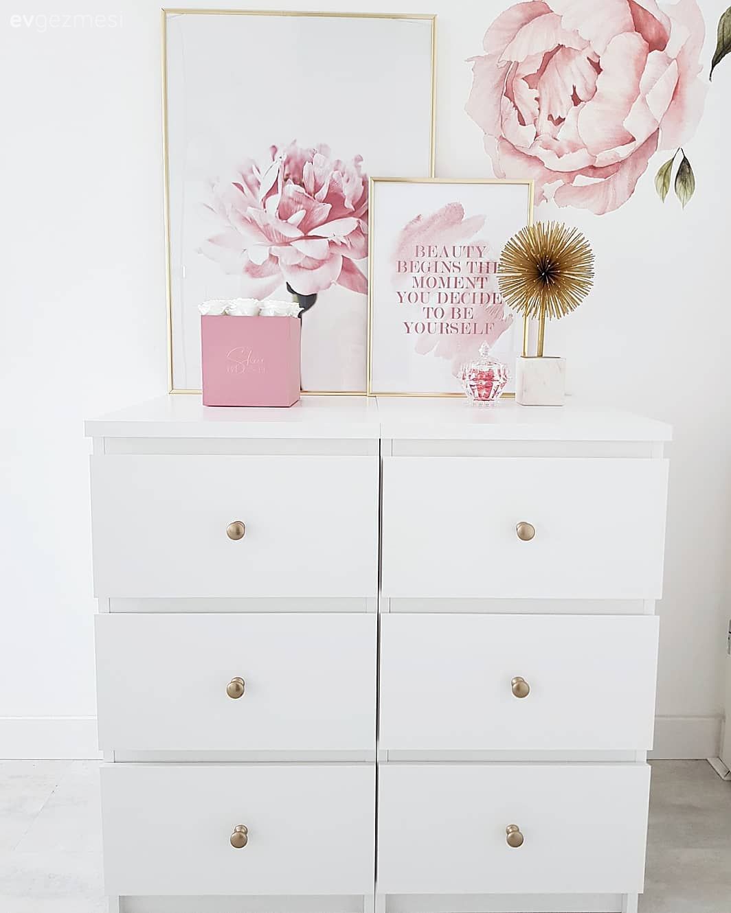 Yatak Odası, Beyaz, Pembe, Şifonyer, Tablo, Duvar dekorasyonu