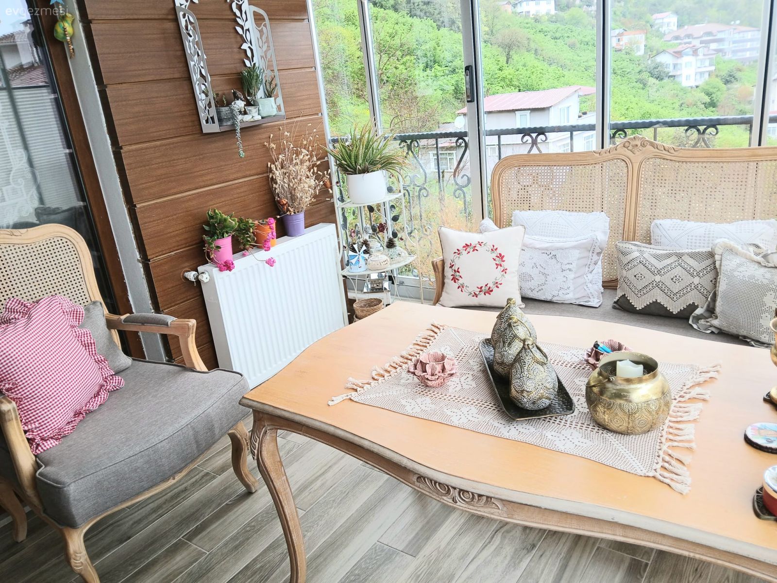 Ordu'daki Bu Evde Kırmızının Cazibesi Açık Mutfağa Yansımış