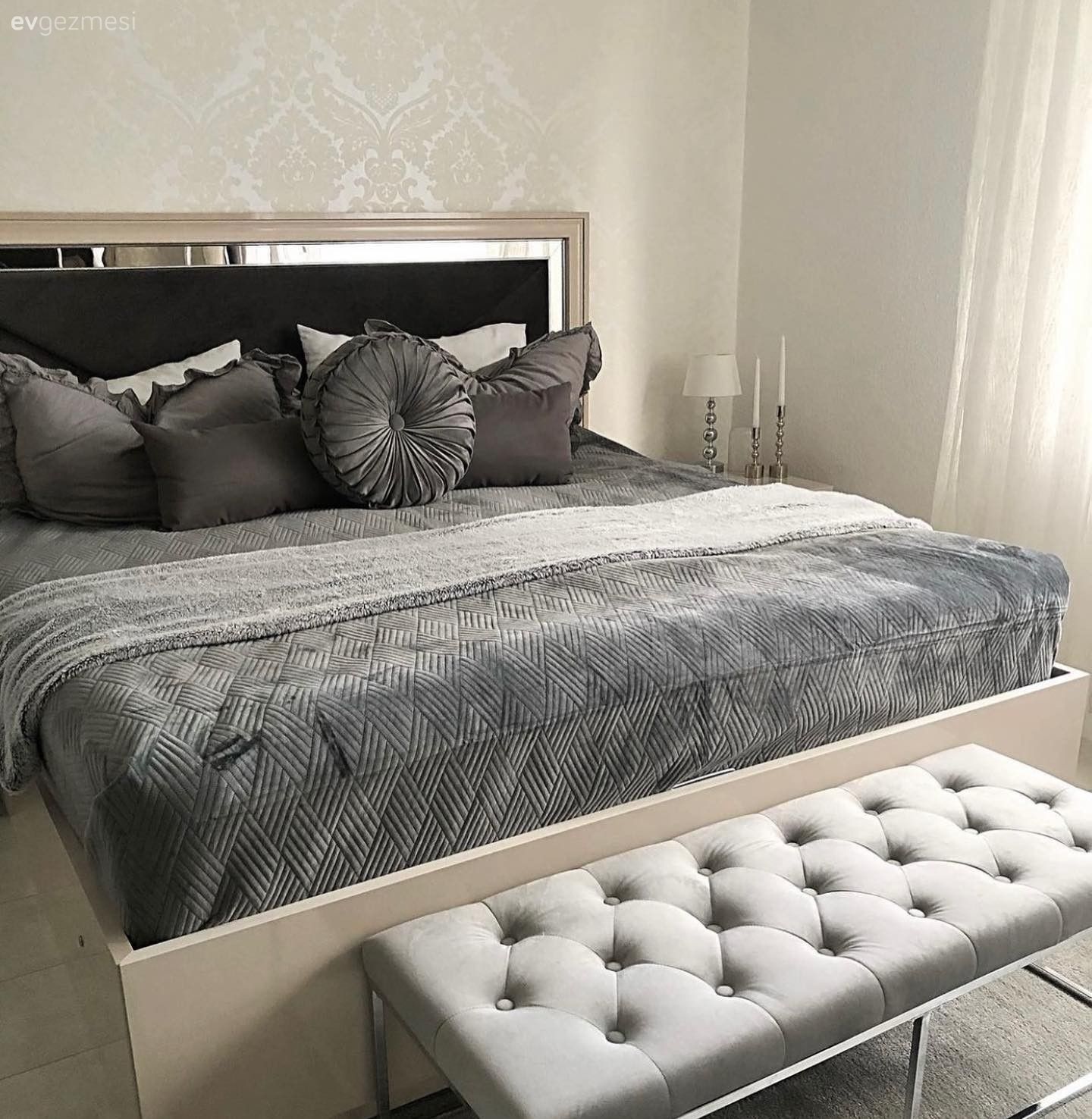 Bu Modern Evin Renkleri Gri, Siyah ve Beyaz