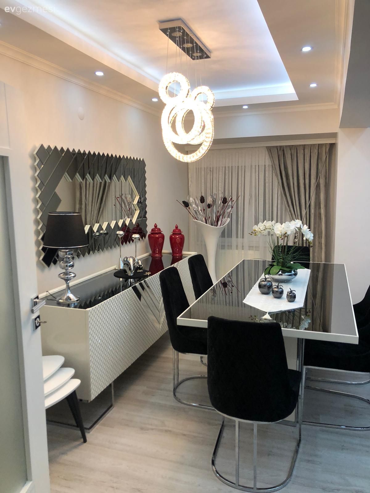 Ayna, Konsol, Sandalye, Yemek masası, Siyah, Spot aydınlatma, Aydınlatma, Tavan dekorasyon, Fon perde, Perde, Tül perde, Parke