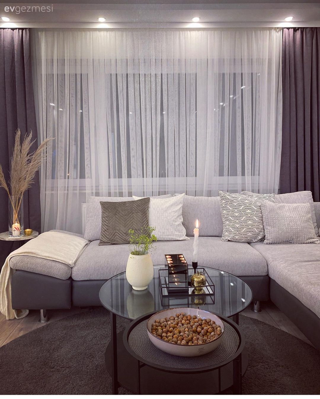 Beyaz, Bej, Gri, Köşe koltuk, Koltuk takımı, Kırlent, Ev tekstili, Yuvarlak sehpa, Sehpa, Fon perde, Perde, Tül perde, Sehpa üstü aksesuarı, Ev Aksesuar, Yuvarlak halı, Halı