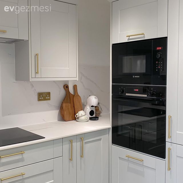 Modern mutfak, Mutfak, Beyaz, Bej, Siyah, Mutfak tezgahı, Mutfak tezgah arası, Tezgah arası doğal taş, Altın
