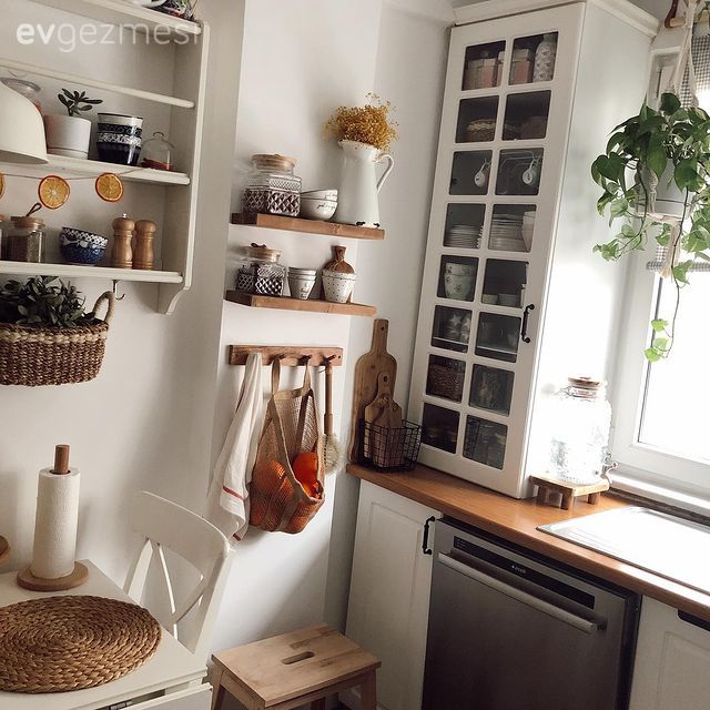 Mutfak, Beyaz ve ahşap mutfak, Beyaz, Siyah, Ahşap mutfak tezgahı, Mutfak tezgahı, Tezgah arası seramik, Mutfak tezgah arası, Modern rustik, Mutfak perdesi, Ankastre, Mutfak aksesuarları, Mutfak rafı