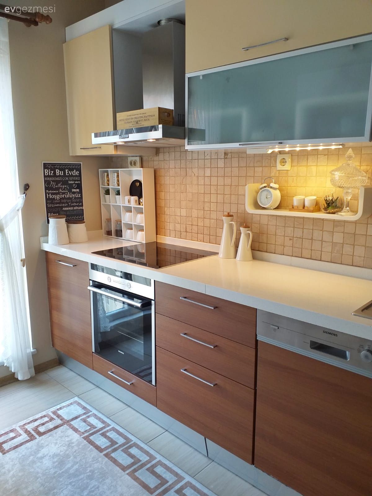 Açık Renkleri Çok Seven Bu Ev İçin Aynalar Vazgeçilmez