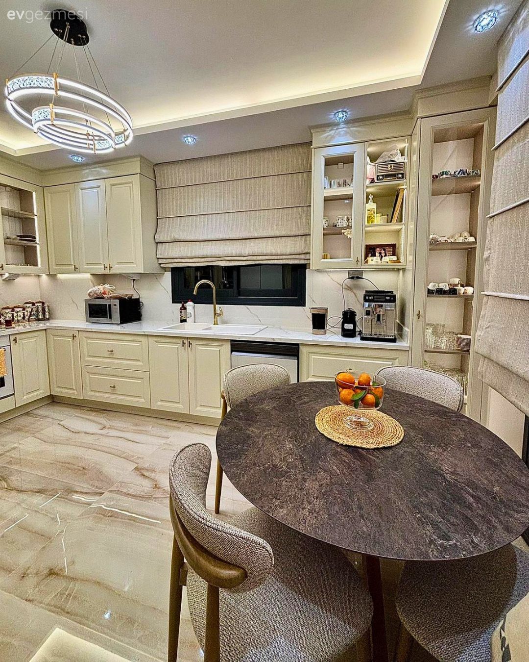 Mutfak, Country mutfak, Krem, Bej, Beyaz, Kahverengi, Gri, U-tipi mutfak, Pencere önü eviye, Eviye , Mutfak aksesuarları, Cam kapaklı dolap, Led aydınlatma, Aydınlatma, Mutfak masası, Mutfak sandalyesi, Mutfak Avize Modelleri