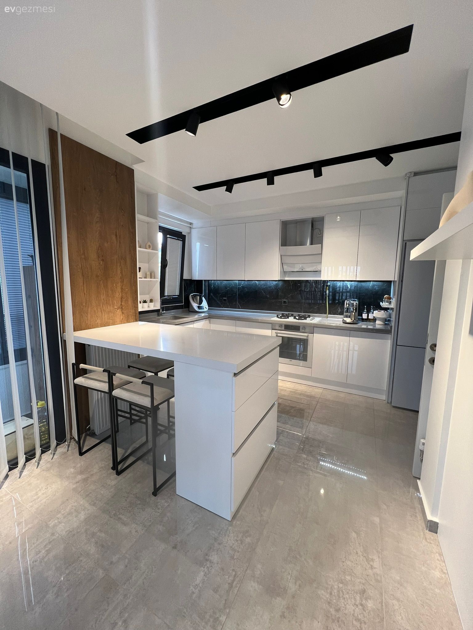 Mutfak, Beyaz, Modern mutfak, Ada mutfak, Mutfak tezgahı, Mutfak tezgah arası, Tezgah arası seramik, Sandalye, Spot aydınlatma, Aydınlatma