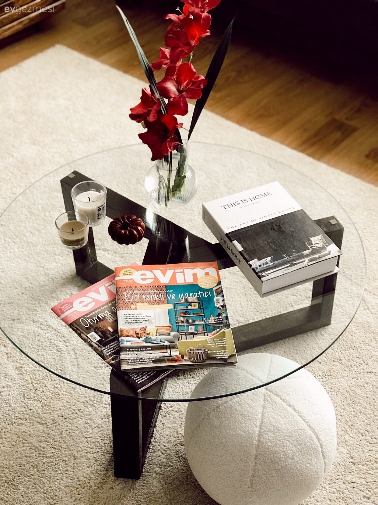 Halı, Beyaz, Cam orta sehpa, Orta sehpa, Kırlent, Ev tekstili, Vazo, Ev Aksesuar