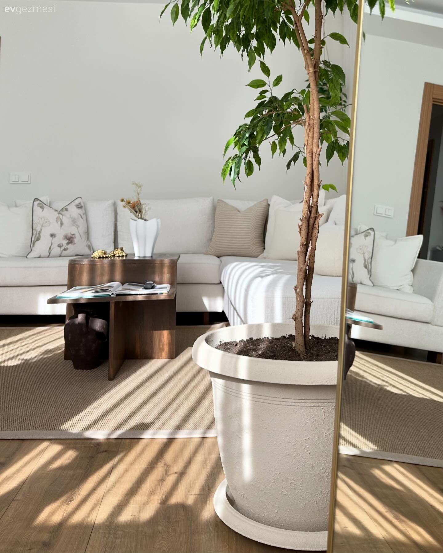 Bu Dekorda Köşe Koltuk ve Yuvarlak Masa Konforun Sinyallerini Veriyor!