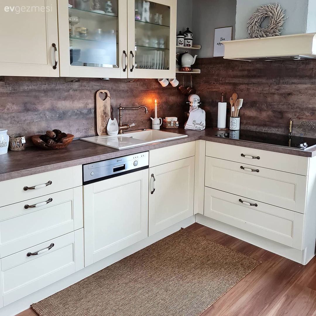 Mutfak, Krem, Beyaz, Kahverengi, Country mutfak, Mutfak tezgahı, Mutfak tezgah arası, Tezgah arası seramik, Ankastre, Parke, Mutfak halısı, Shaker kapaklı dolaplar