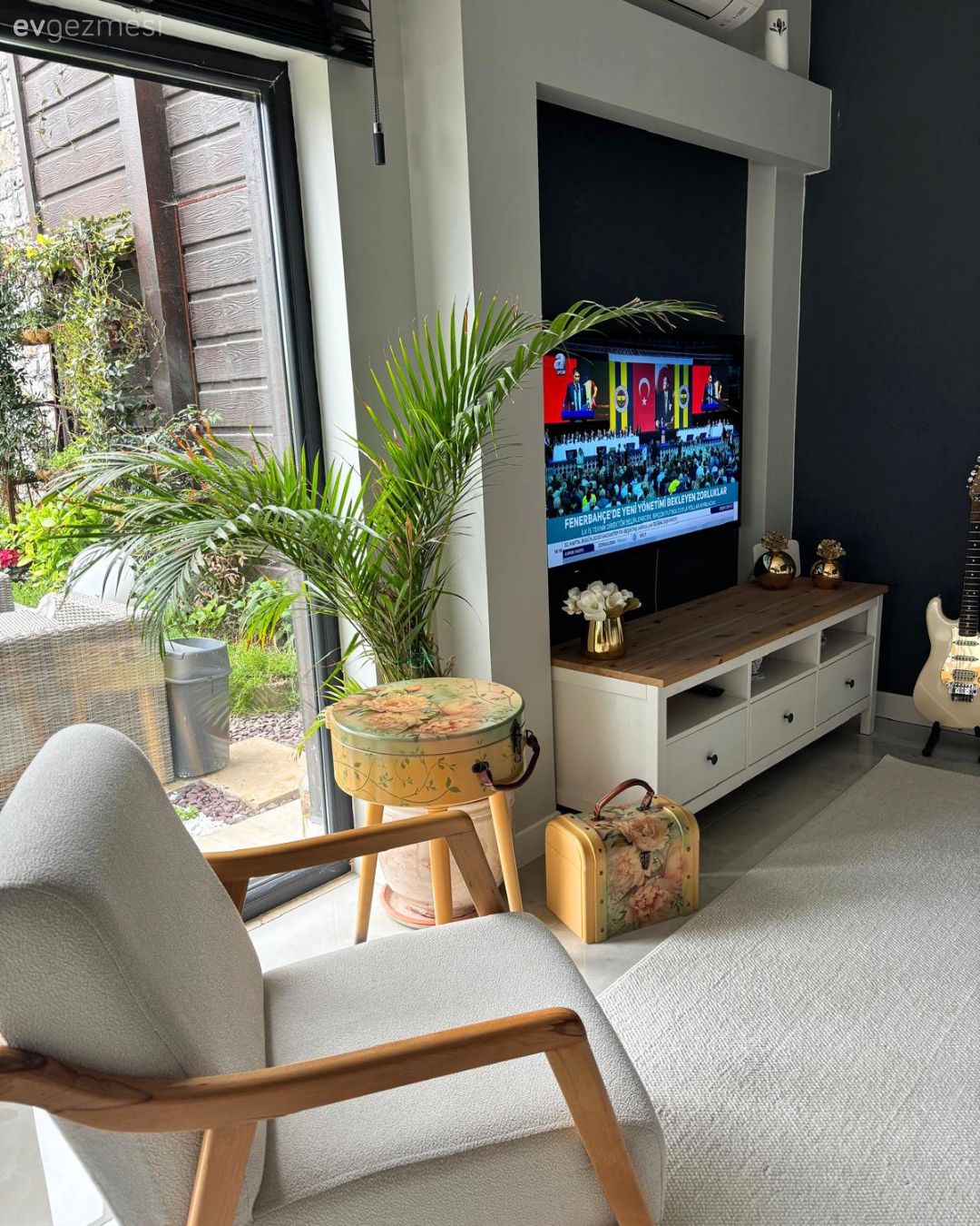 Jaluzi, Tv ünitesi, Tv ünitesi aksesuarları, Ev Aksesuar, Berjer, Beyaz, Bej, Krem, Ev bitkisi, Ahşap Mobilya, Yan sehpa, Sehpa, Dekoratif Objeler