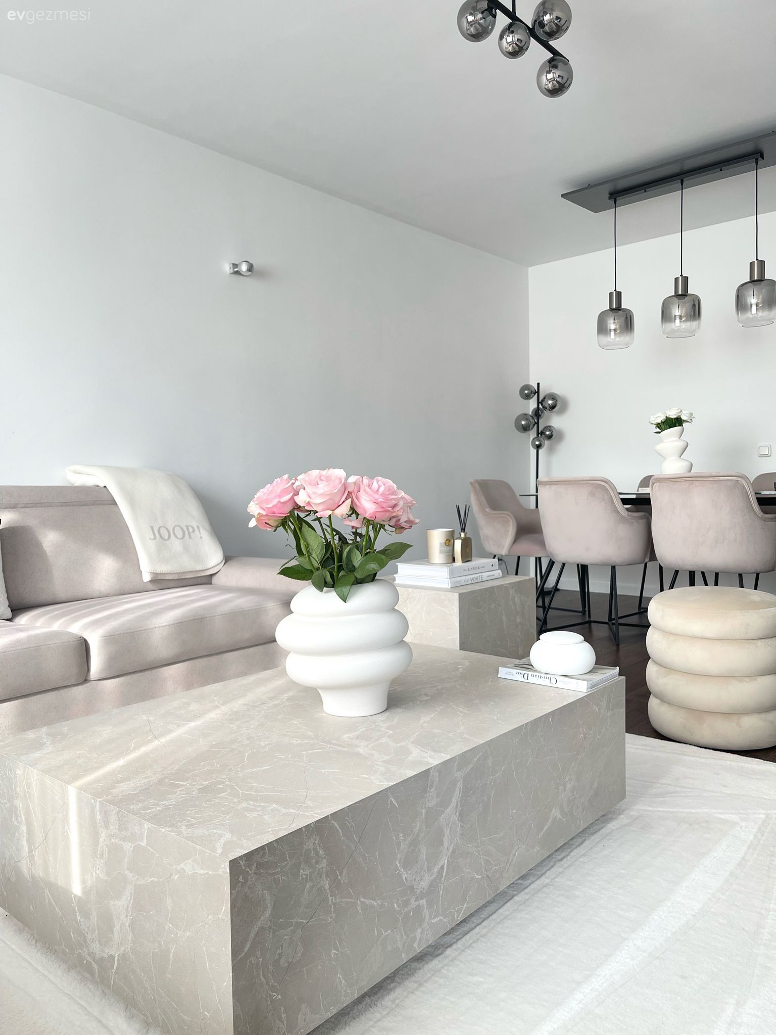 Salon, Modern, Beyaz, Krem, Bej, Koltuk takımı, Orta sehpa, Sehpa, Puf, Halı, Salon halısı, Avize, Aydınlatma, Salon avizesi, Dekoratif Objeler, Sandalye, Yemek masası