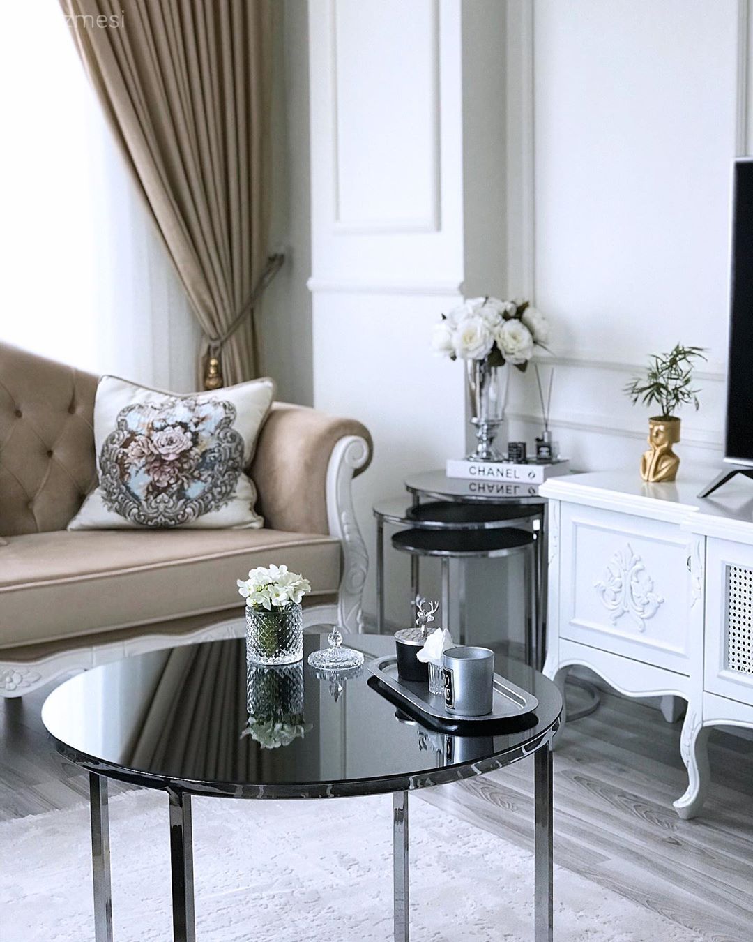 Beyaz, Vizon, Fon perde, Perde, Tül perde, Tv ünitesi, Tv ünitesi aksesuarları, Ev Aksesuar, Yuvarlak sehpa, Sehpa, Kırlent, Ev tekstili, Zigon sehpa, Halı, Salon halısı