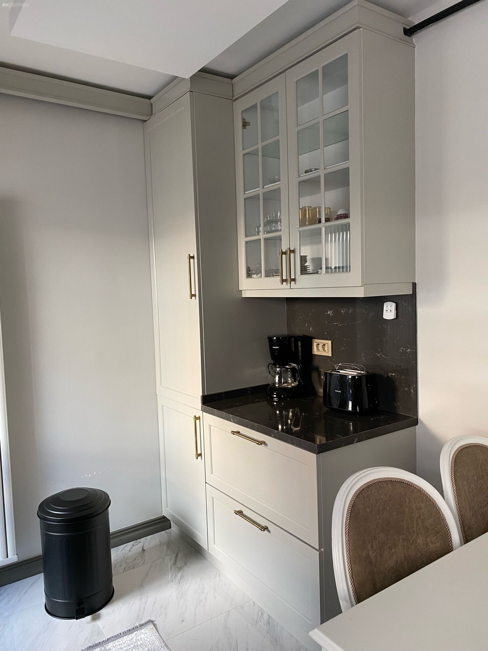 Mutfak, Vizon, Beyaz, Siyah, Kahverengi, Kahve köşesi, Sandalye, Mutfak masası, Mutfak aksesuarları