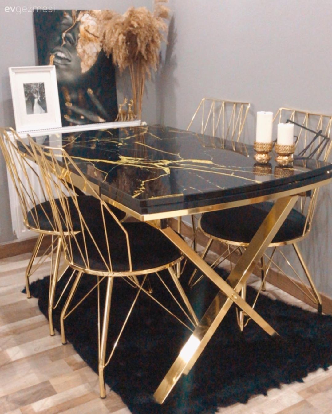 Yemek Odası, Altın, Siyah, Pampas otu, Sandalye, Metal sandalye, Yemek masası, Tablo, Duvar dekorasyonu, Halı, Peluş