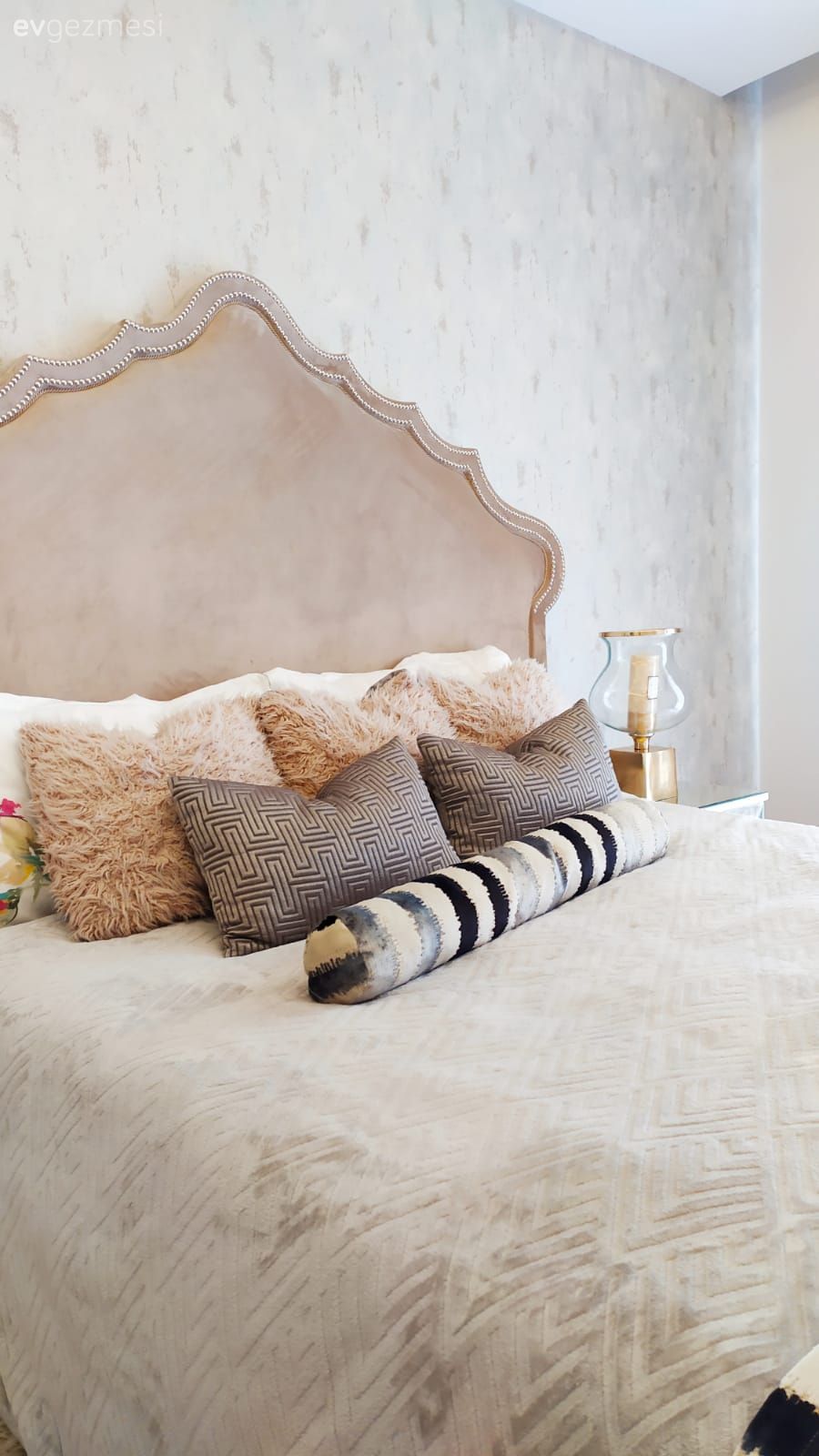 Yatak Odası, Krem, Kahverengi, Kırlent, Ev tekstili, Pudra pembe, Yatak başlığı, Duvar kağıdı, Duvar dekorasyonu