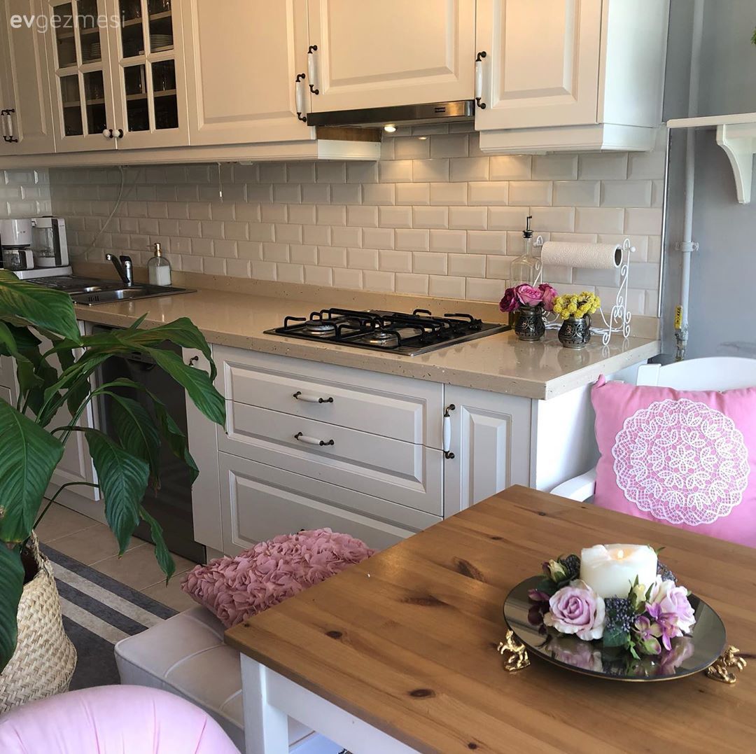 Ev Gezmesi: Renkleriyle İçinizi Isıtacak Bir İstanbul Evi