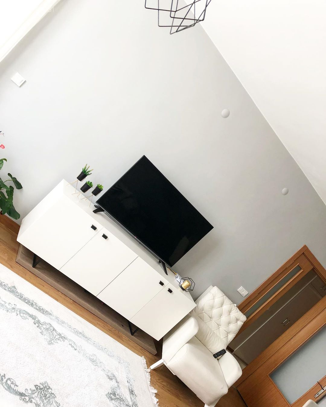 Ev Gezmesi: Bu Minimalist Ev Her Detayında Sadeliği Kutluyor