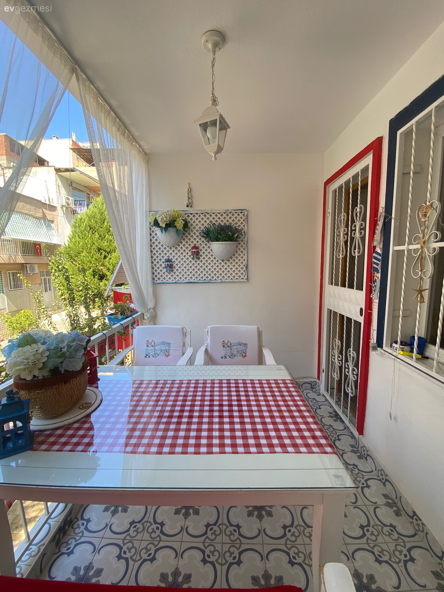 Bu Neşeli Balkonda Country Stil Sahil Esintileriyle Karışmış!