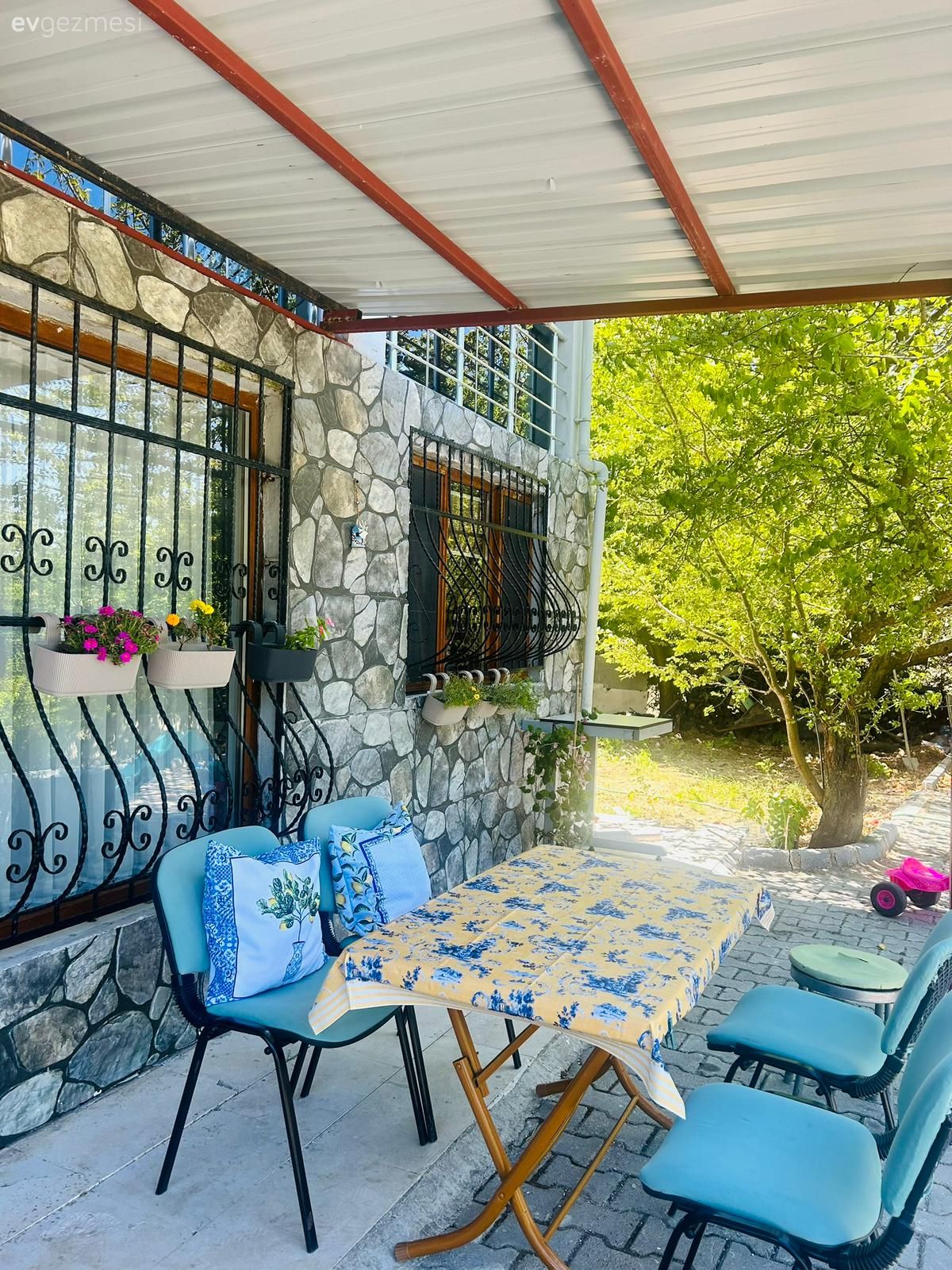 Bahçe, Veranda, Taş duvar, Duvar dekorasyonu, Bahçe masası, Sandalye, Mavi, Dekoratif Objeler, Çiçekler