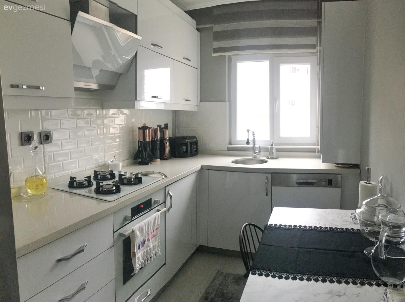 Mutfak, Beyaz mutfak, Metro seramik, Seramik, Mutfak tezgahı, Mutfak tezgah arası, Mutfak perdesi, Mutfak masası, Sandalye, Öncesi / Sonrası, Siyah