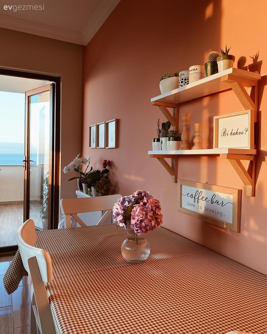 Mutfak, Turuncu duvar rengi, Duvar rafı, Duvar dekorasyonu, Mutfak masası, Sandalye, Mutfak aksesuarları