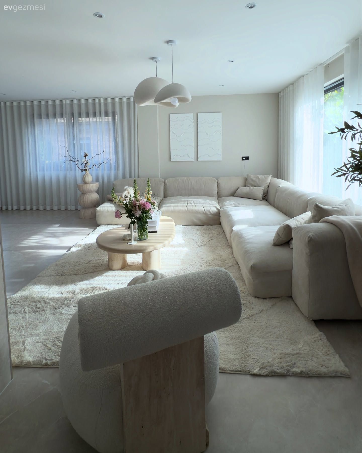 Bu Açık Konsept Evde Modern Tarzın Sevdiği Birçok Detay Var