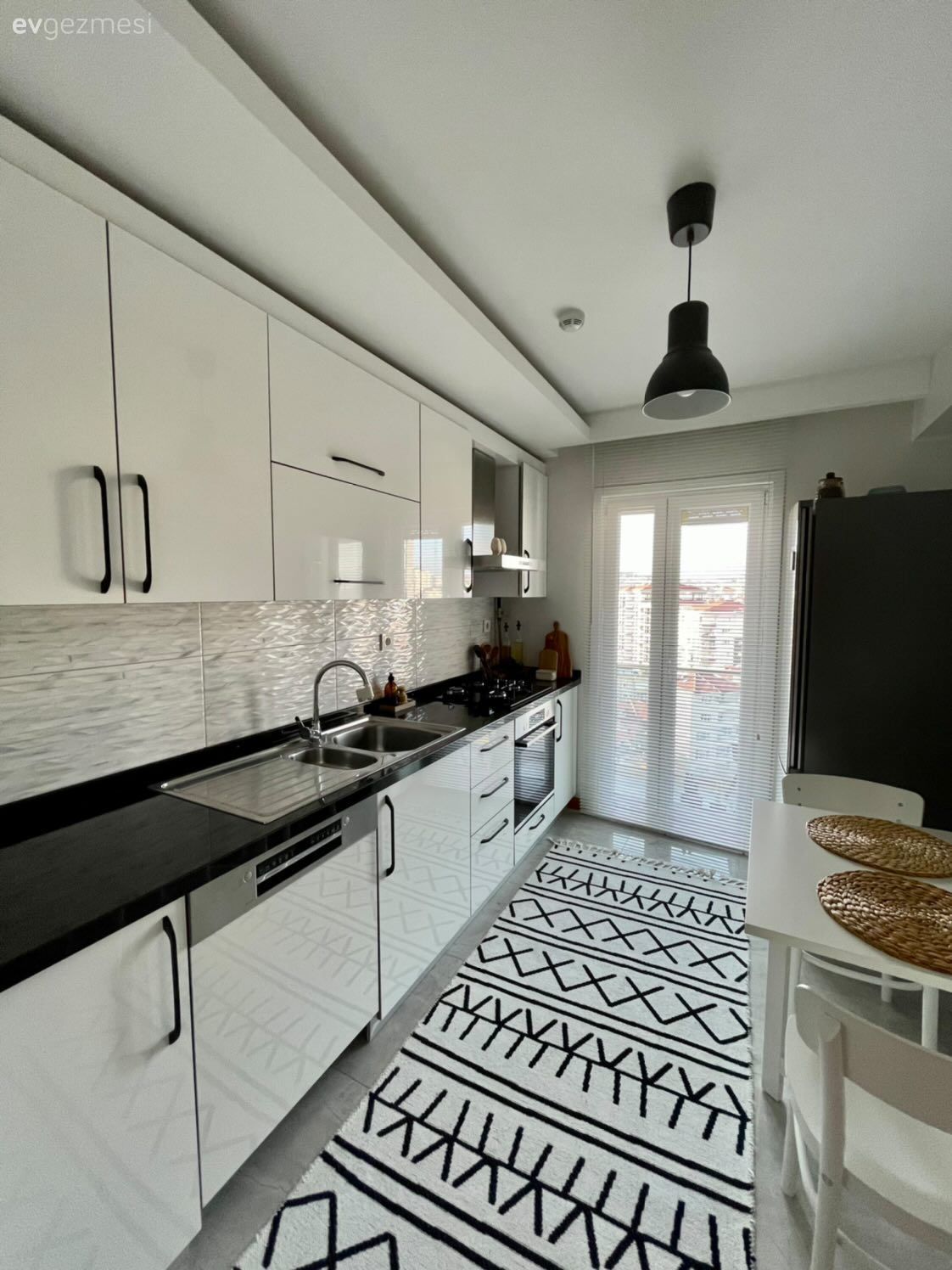 Mutfak, Beyaz, Siyah, Siyah- Beyaz, Siyah tezgah, Mutfak tezgahı, Mutfak tezgah arası, Tezgah arası seramik, Mutfak halısı, Sandalye, Mutfak masası, Mutfak Avize Modelleri