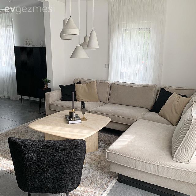 Salon, Modern, Krem, Bej, Siyah, Altın, Köşe koltuk, Koltuk takımı, Ahşap Mobilya, Tablo, Duvar dekorasyonu, Orta sehpa, Sehpa, Avize, Aydınlatma, Tül perde, Perde, Kırlent, Ev tekstili, Halı, Salon halısı, Berjer