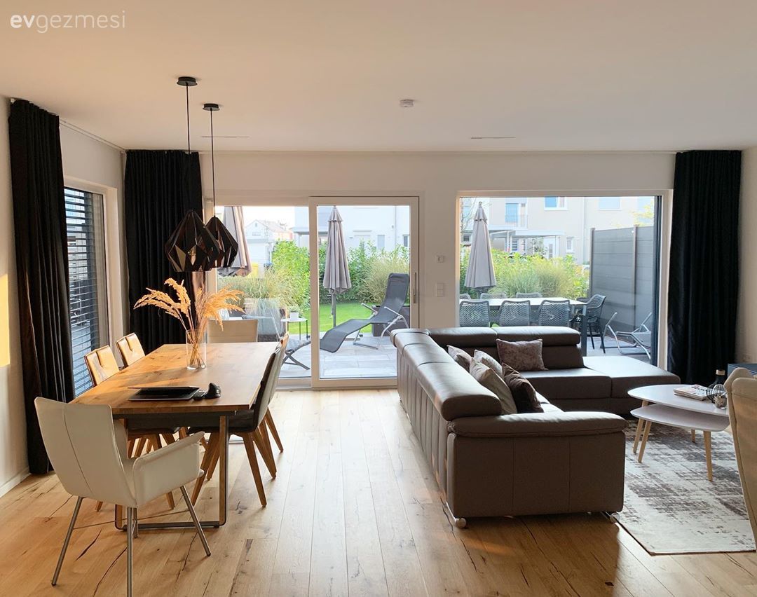 Salon, Dubleks evler, Açık konsept yaşam alanı, Beyaz, Vizon, Siyah, Ahşap Mobilya, Modern, Koltuk takımı, Köşe koltuk, Fon perde, Perde, Berjer, Halı, Salon halısı, Puf, Orta sehpa, Sehpa, Lambader, Yemek masası, Sandalye, Ev bitkisi, Parke, Sarkıt, Aydınlatma