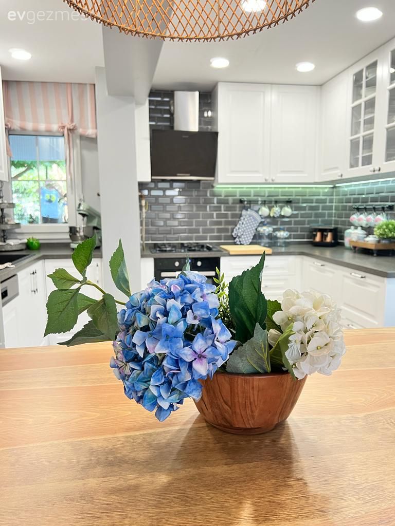 Bahçeli Evin Bu Mutfağı Geçmişle Günümüz Arasında Dengeyi Sağlamış!