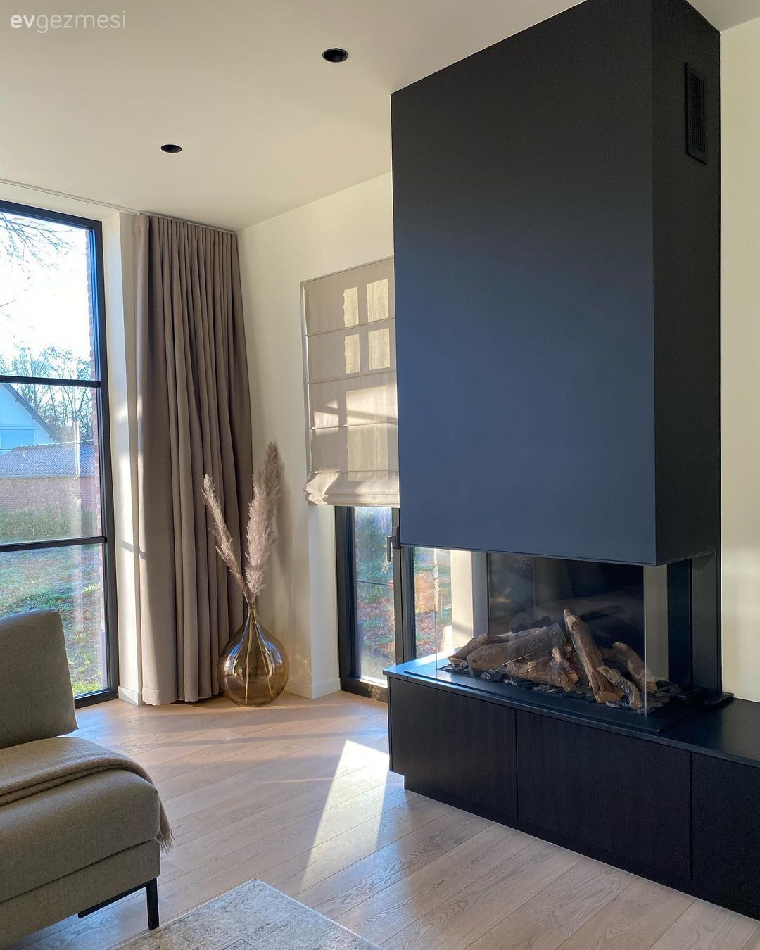 Şömine, Siyah duvar, Vazo, Ev Aksesuar, Pampas otu, Köşe koltuk, Koltuk takımı, Fon perde, Perde