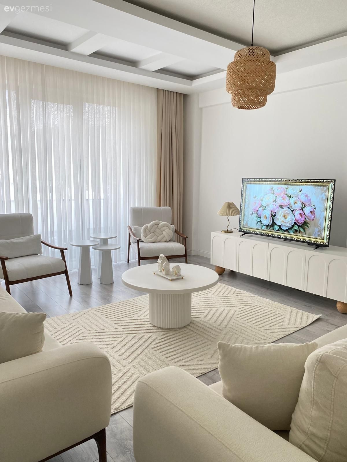 Salon, Modern, Beyaz, Bej, Berjer, Fon perde, Perde, Tül perde, Koltuk takımı, Orta sehpa, Sehpa, Tv ünitesi, Tv ünitesi aksesuarları, Ev Aksesuar, Halı, Salon halısı, Hasır avize