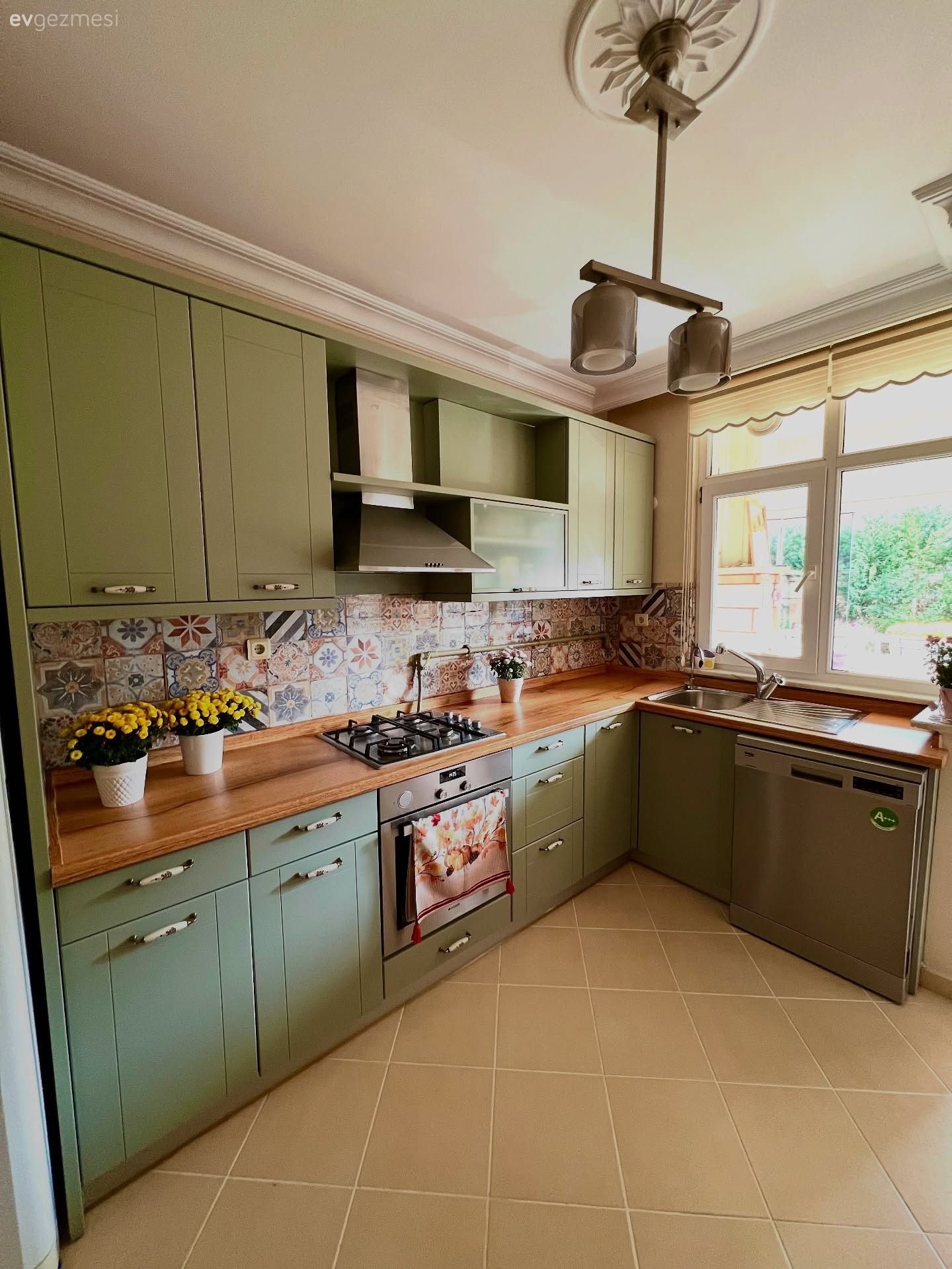 Kahverenginin Yeşile Geçiş Yaptığı Bu Mutfak İlham Dolu