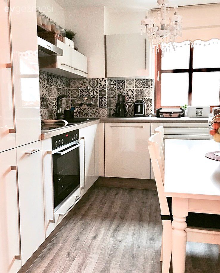 Mutfak, Modern rustik, Beyaz, Siyah, Kahverengi, Mutfak tezgahı, Mutfak tezgah arası, Tezgah arası seramik, Davlumbaz, Mutfak perdesi, Stor perde, Mutfak masası, Sandalye, Mutfak Avize Modelleri, Parke