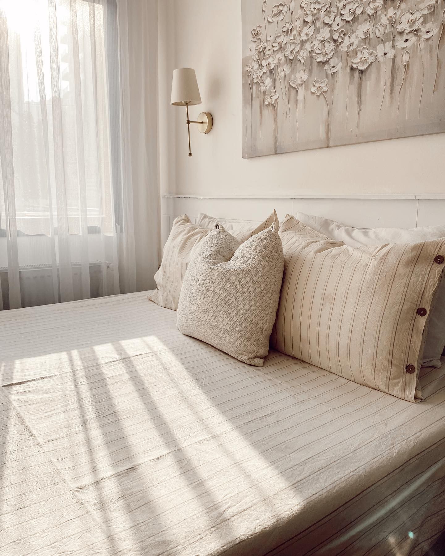 Yatak Odası, Beyaz, Krem, Yatak başlığı, Komodin, Aplik, Aydınlatma, Yatak örtüsü, Tül perde, Perde, Kırlent, Ev tekstili