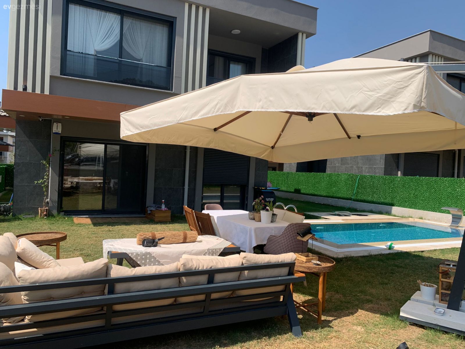 Kuşadası'ndaki Bu Evde Doğal Materyaller Koyu Pigmentlerle Buluşmuş!