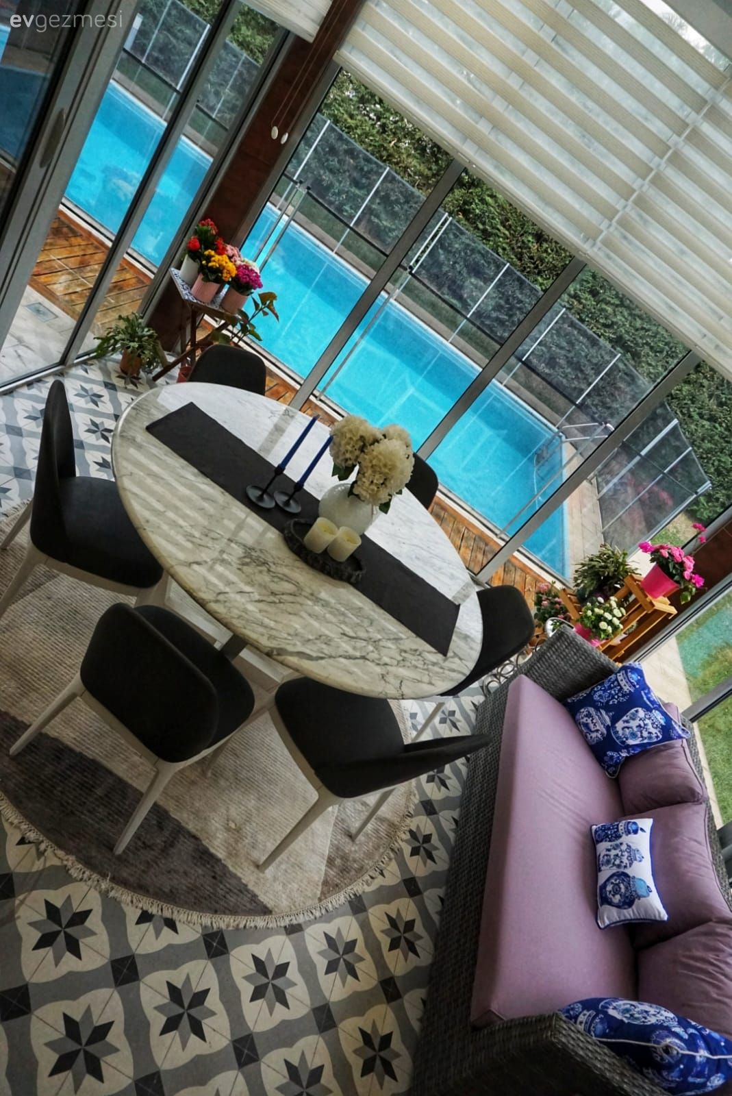 Kış bahçesi, Beyaz, Antrasit  , Mavi, Vizon, Yemek masası, Sandalye, Zemin seramikleri, Kırlent, Ev tekstili, Çiçekler, Saksı