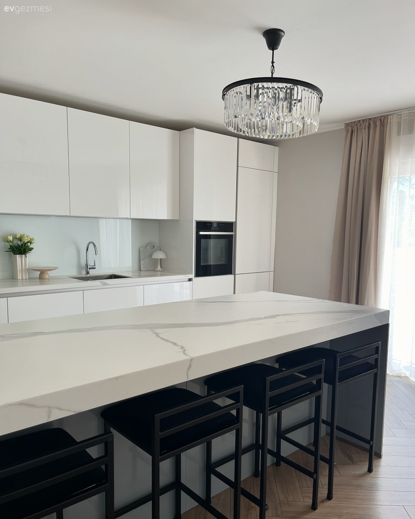 Beyaz, Siyah, Kulpsuz mutfak dolabı, Mutfak tezgahı, Mutfak, Mutfak tezgah arası, Tezgah arası seramik, Ankastre, Mutfak aksesuarları, Mutfak Avize Modelleri, Bar masa & sandalyeleri, Ada mutfak