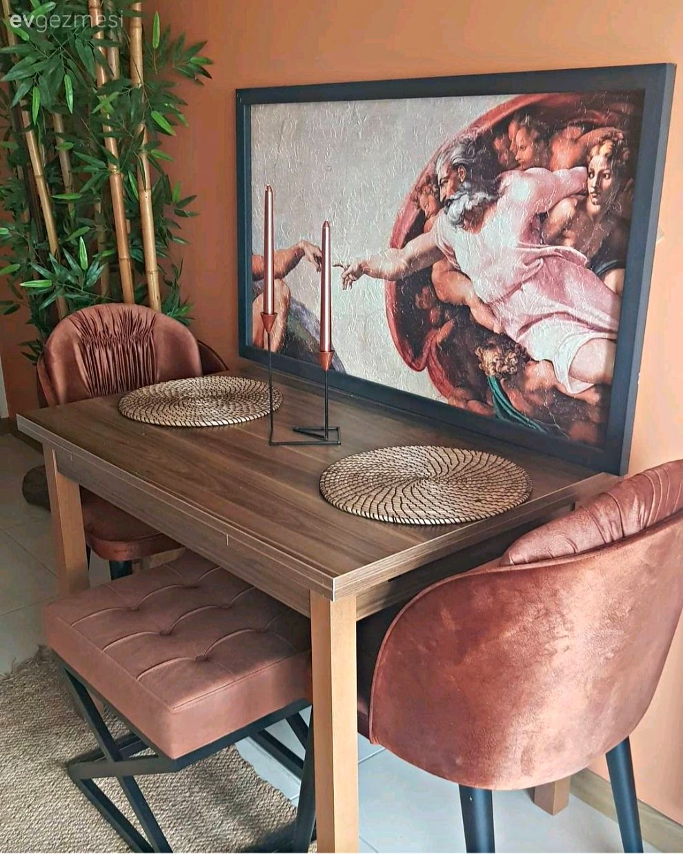 Ev bitkisi, Turuncu duvar rengi, Tablo, Duvar dekorasyonu, Sandalye, Puf, Ahşap masa, Siyah