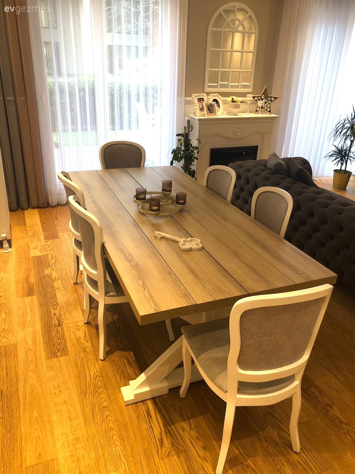 Şömine, Koltuk takımı, Sandalye, Ahşap masa, Yemek masası, Parke, Fon perde, Perde, Tül perde
