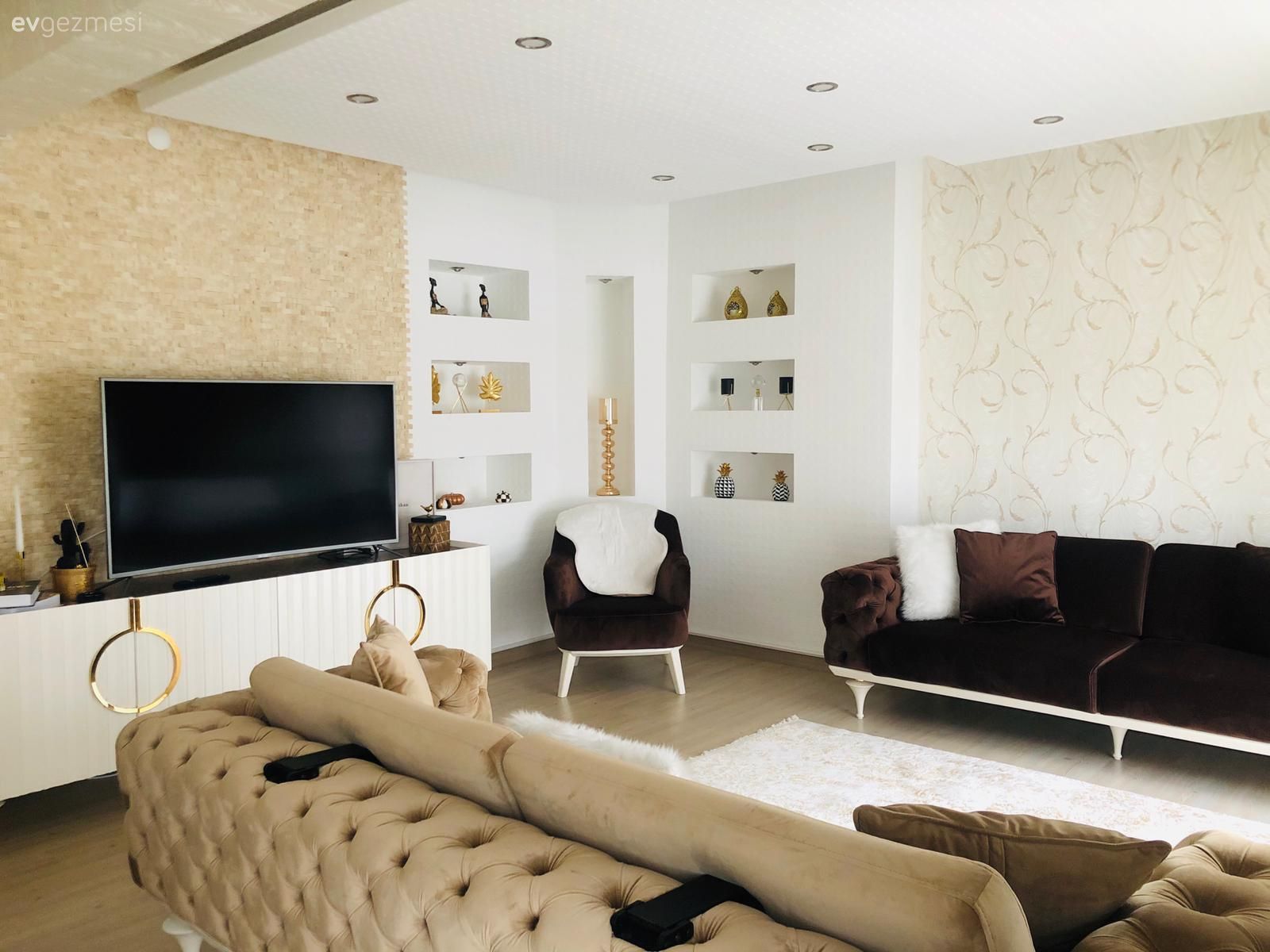 Salon, Modern, Kahverengi, Krem, Modern chesterfield, Koltuk takımı, Kırlent, Ev tekstili, Tv ünitesi, Tv ünitesi aksesuarları, Ev Aksesuar, Duvar Nişleri, Duvar kağıdı, Duvar dekorasyonu, Berjer, Tavan dekorasyon, Spot aydınlatma, Aydınlatma, Dekoratif Objeler, Halı, Salon halısı