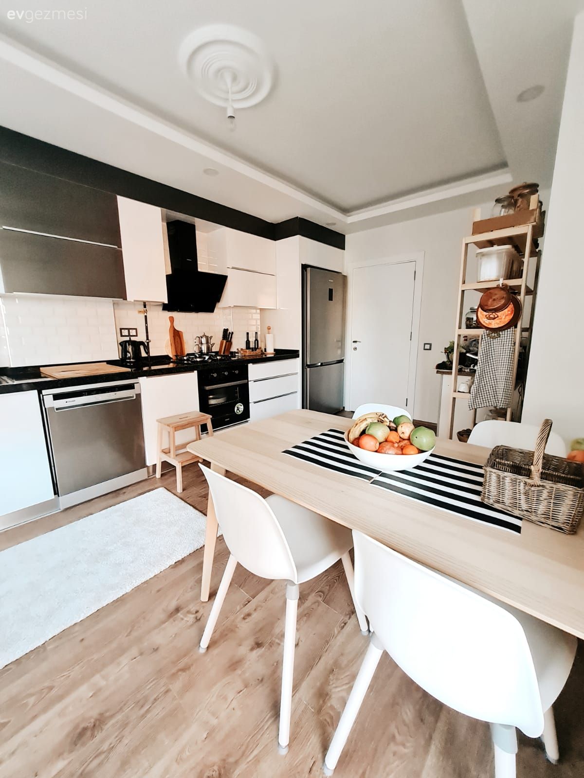 Mutfak, Beyaz, İskandinav, Siyah, Ankastre, Davlumbaz, Sandalye, Mutfak masası, Parke, Masa örtüsü, Ev tekstili, Mutfak rafı